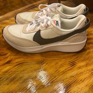 WMNS NIKE WAFFLE DEBUT Size 10